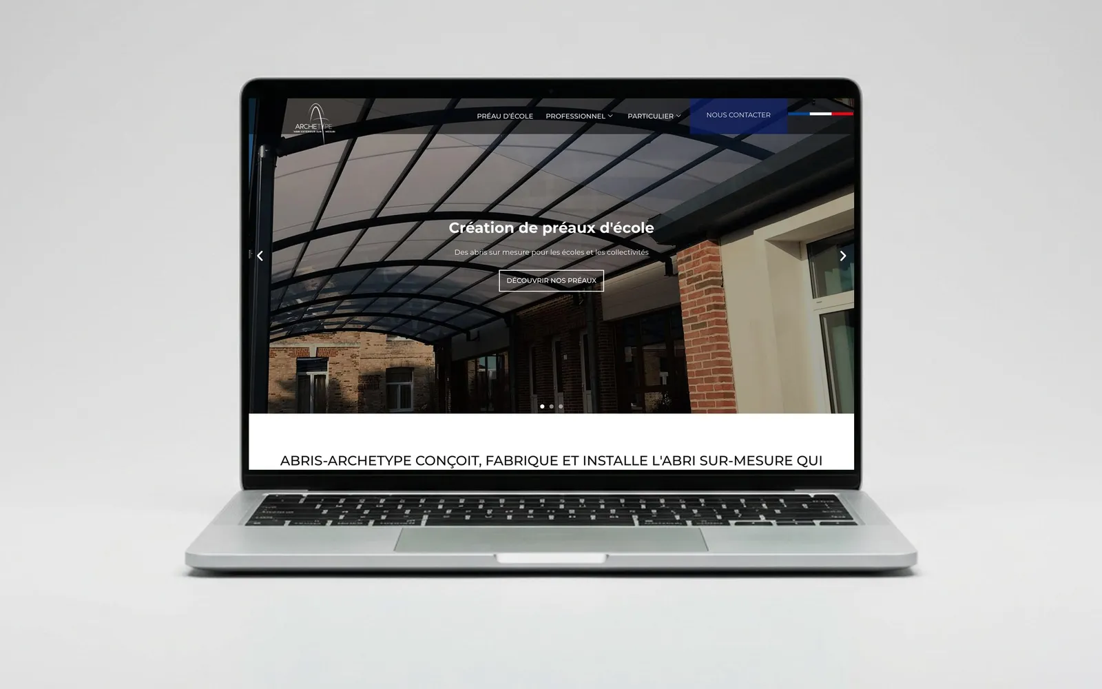 Page d'accueil du site abris-archetype.fr présentée sur ordinateur portable, après sa remise en état