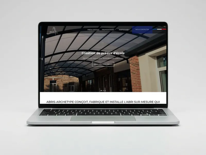 Page d'accueil du site abris-archetype.fr présentée sur ordinateur portable, après sa remise en état