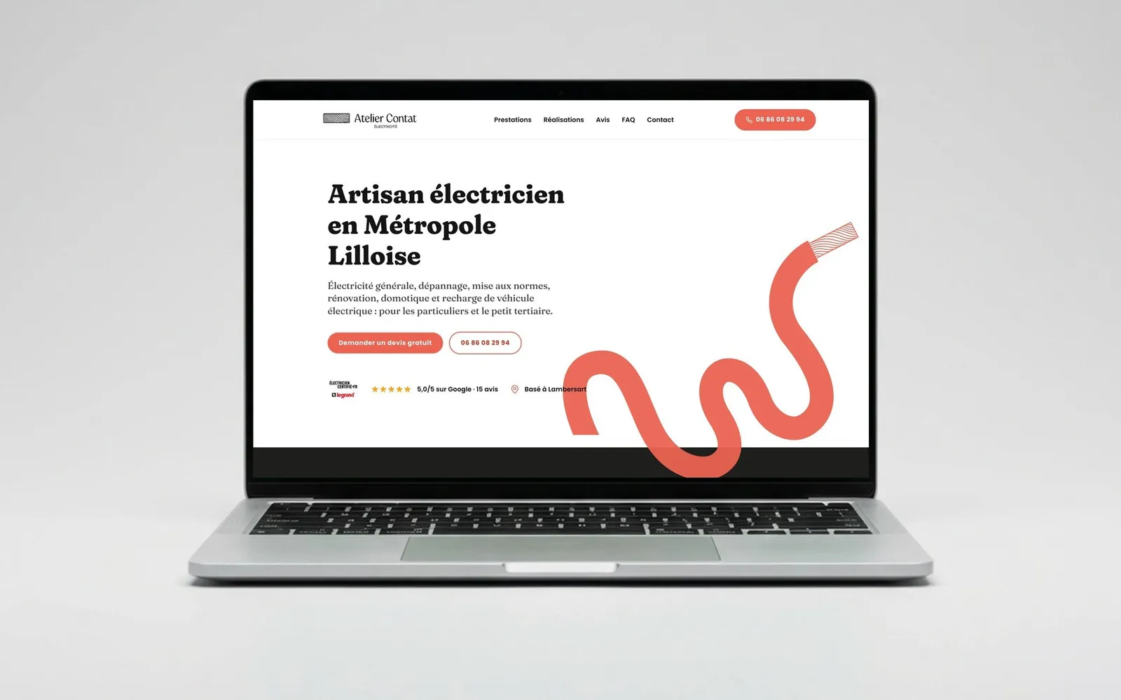 Page d'accueil du site atelier-contat-electricite.fr présentée sur ordinateur portable