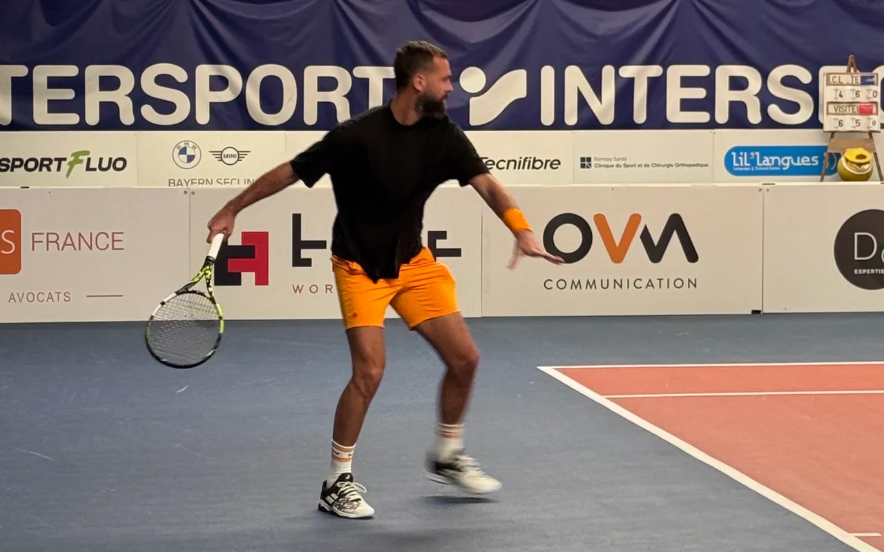 Benoît Paire en plein coup droit au tournoi de l'Iris Tennis Club, devant le panneau OVM Communication