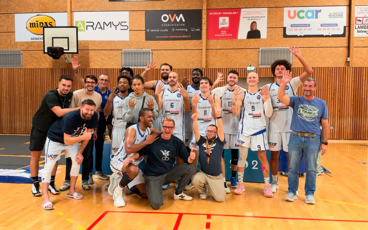 L'équipe de basket de la Jeune France Lambersart avec Olivier Van Meyel, panneau OVM Communication au mur