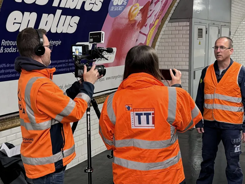 Tournage de nuit avec les équipes de TTI sur un quai du métro parisien